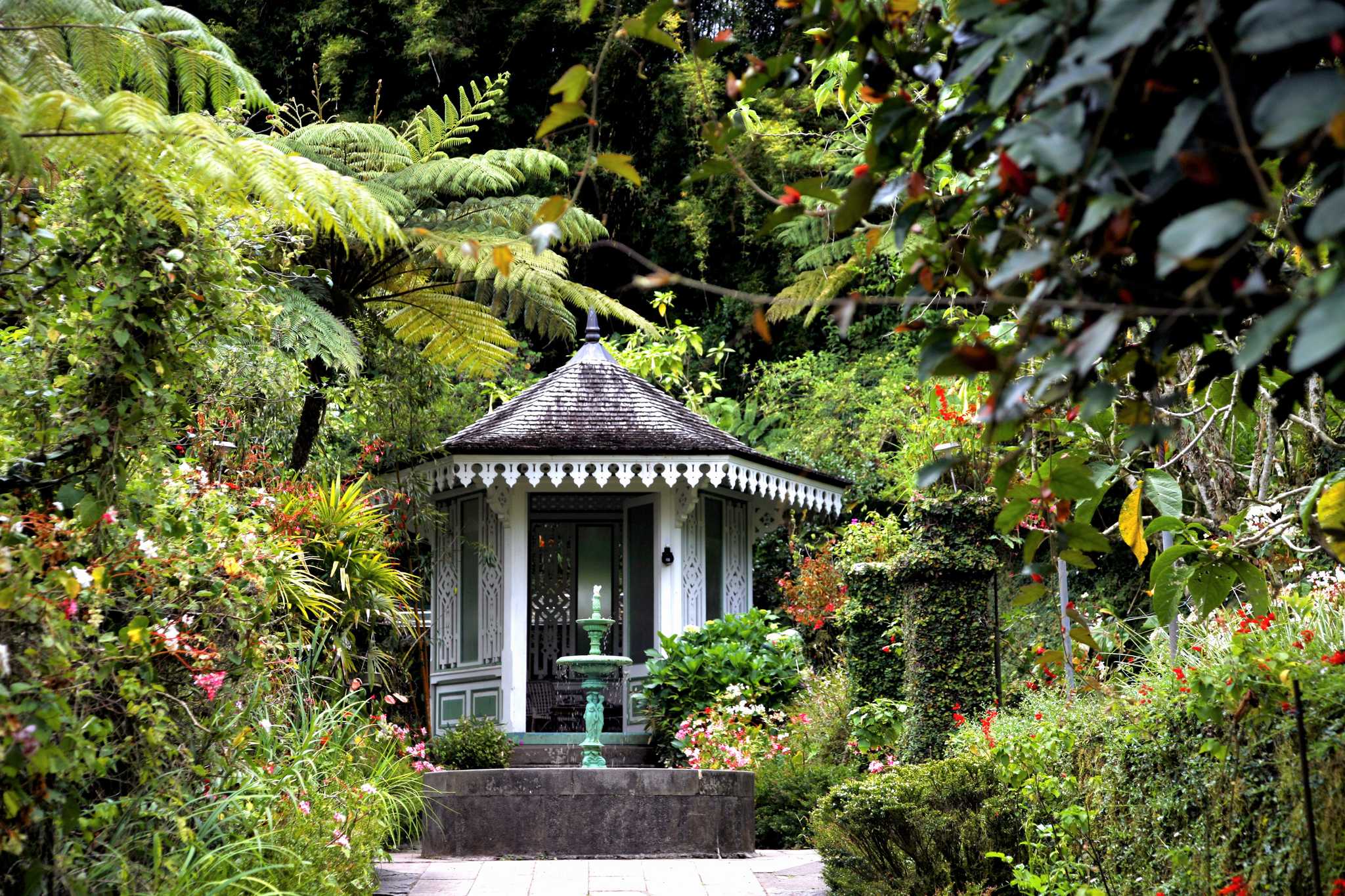 在 从 roland-garros-airport-re 到 saint-benoit-re 的途中，参观 Maison Folio ，通过 Daytrip